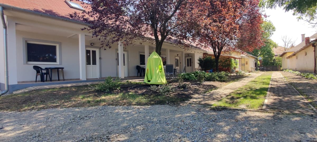 Hajdúszoboszlói Szállás külső, modern épület zöld környezetben